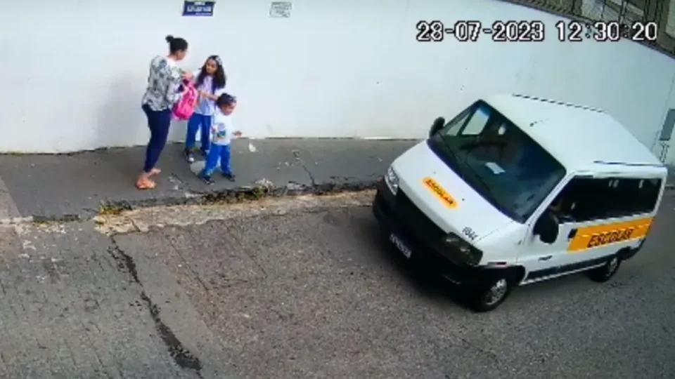 Escola é condenada após menina de 4 anos ser esquecida em van por três horas