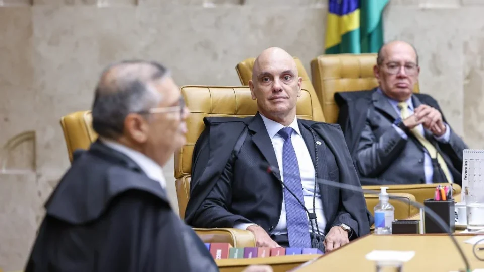 STF manda suspender penduricalhos e cobrar devolução de valores no Judiciário