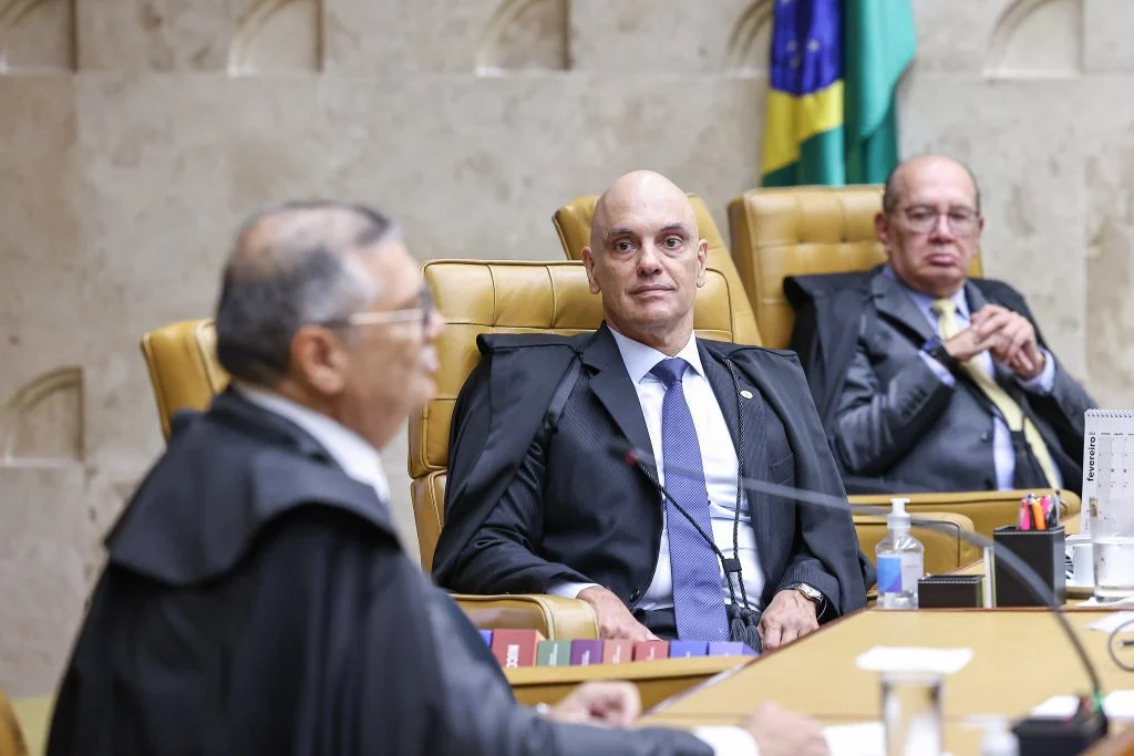 STF manda suspender penduricalhos e cobrar devolução de valores no Judiciário