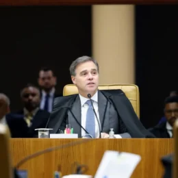 Mendonça manda PF ampliar investigação sobre vazamentos envolvendo filho de Lula