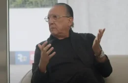 Galvão Bueno defende Ratinho em caso de homofobia e recebe críticas nas redes