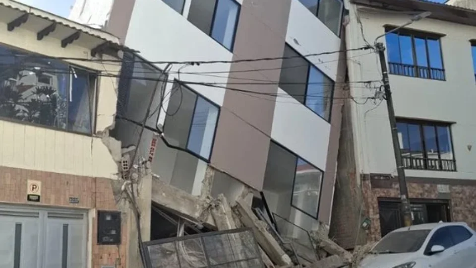 Terremoto de magnitude 7,4 causa danos e mata dezenas na Colômbia