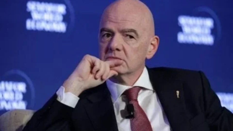 Infantino perde apoio de países europeus e vê reeleição na Fifa ameaçada