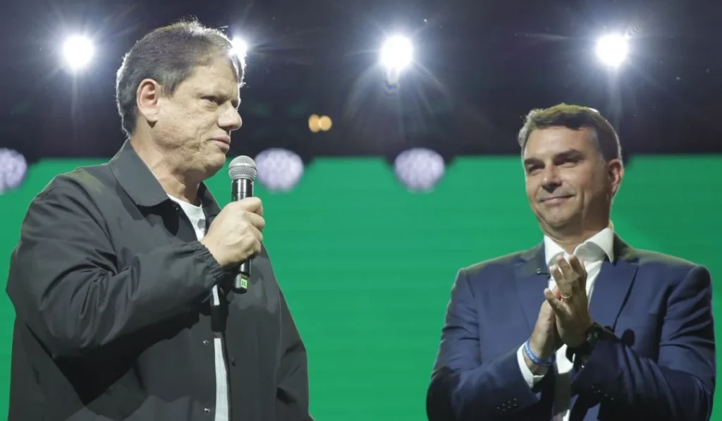 Tarcísio oficializa candidatura à reeleição em SP com Flávio Bolsonaro no palco