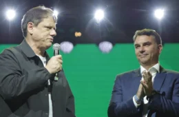 Tarcísio oficializa candidatura à reeleição em SP com Flávio Bolsonaro no palco