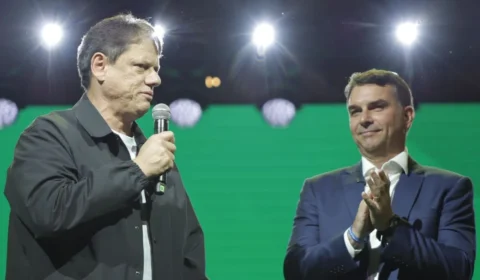 Tarcísio oficializa candidatura à reeleição em SP com Flávio Bolsonaro no palco