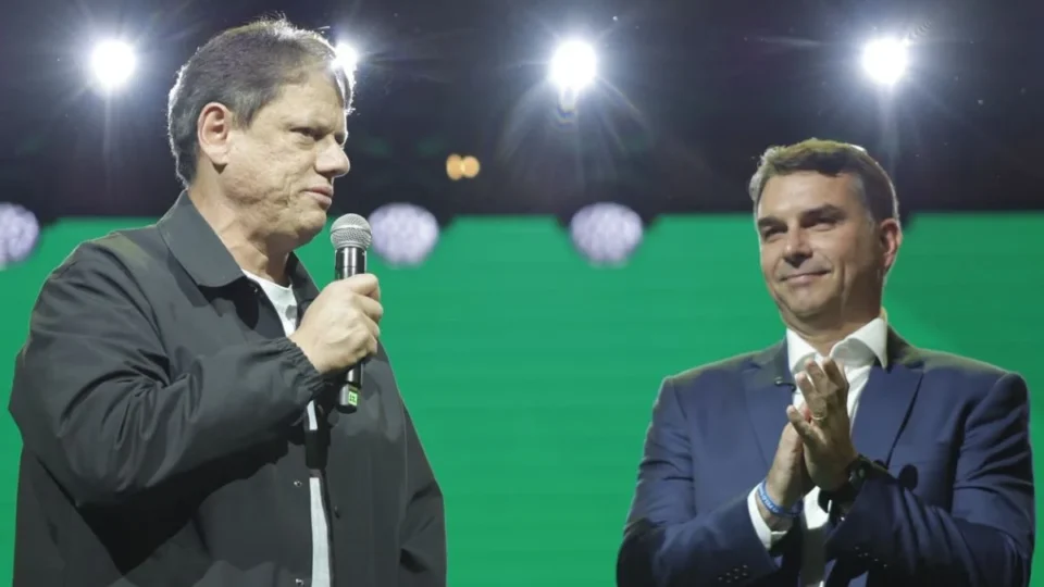 Tarcísio oficializa candidatura à reeleição em SP com Flávio Bolsonaro no palco