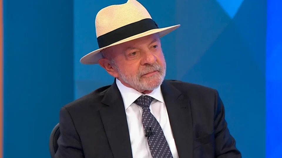 Na TV, Lula anuncia que fila do INSS vai ser zerada na próxima semana