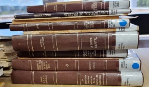 Gigantes da IA compram e destroem livros raros para alimentar tecnologia