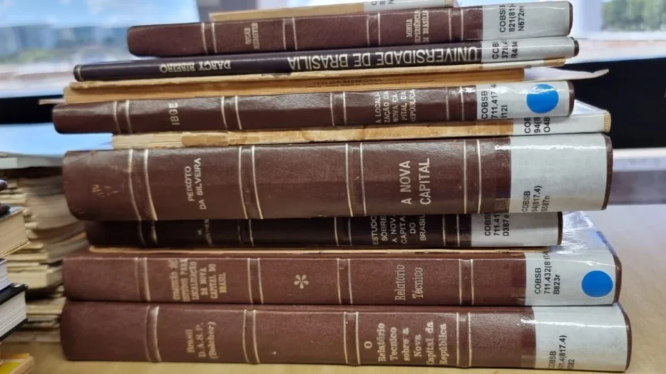 Gigantes da IA compram e destroem livros raros para alimentar tecnologia