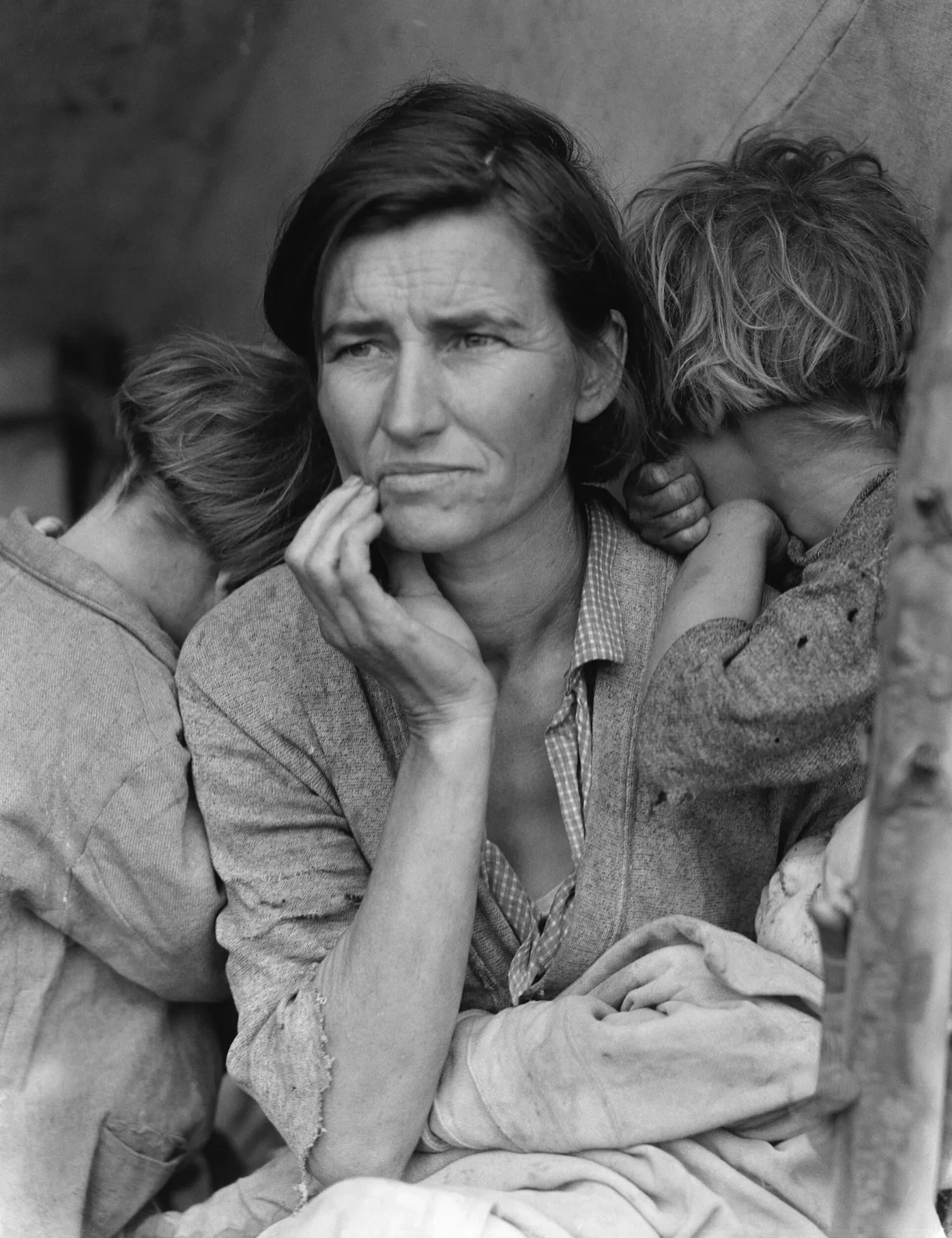 Fotografia de Dorothea Lange feita em 1936, retrata Florence Owens Thompson ao lado de seus filhos durante a Grande Depressão, quando ficou desempregada, perdeu o marido e precisou criar sozinha os sete filhos. Foto: Dorothea Lange/Domínio público