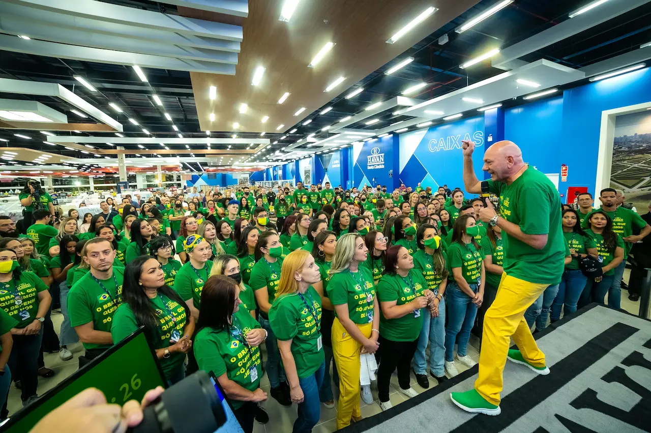 O empresário Luciano Hang foi condenado pelo Ministério Público do Trabalho a pagar R$85 milhões em danos morais e coletivos por assédio eleitoral com os funcionários da Havan. Créditos: Luciano Hang | Twitter