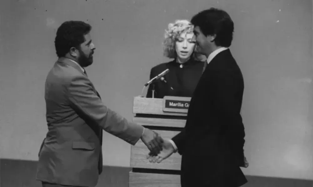 Lula e Fernando Collor durante o debate presidencial de 1989. As regras para organização e participação nesses encontros passaram por diferentes mudanças até a criação da Lei das Eleições, em 1997. Foto: Cristiana Isidoro - Reprodução/Bloch Editores