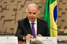 ‘Se os EUA invadirem o Brasil, teremos que abrir o portão’, diz ministro da Defesa