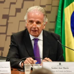 ‘Se os EUA invadirem o Brasil, teremos que abrir o portão’, diz ministro da Defesa