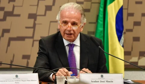 Múcio descobriu que é mais fácil ligar para Valdemar do que comandar militares