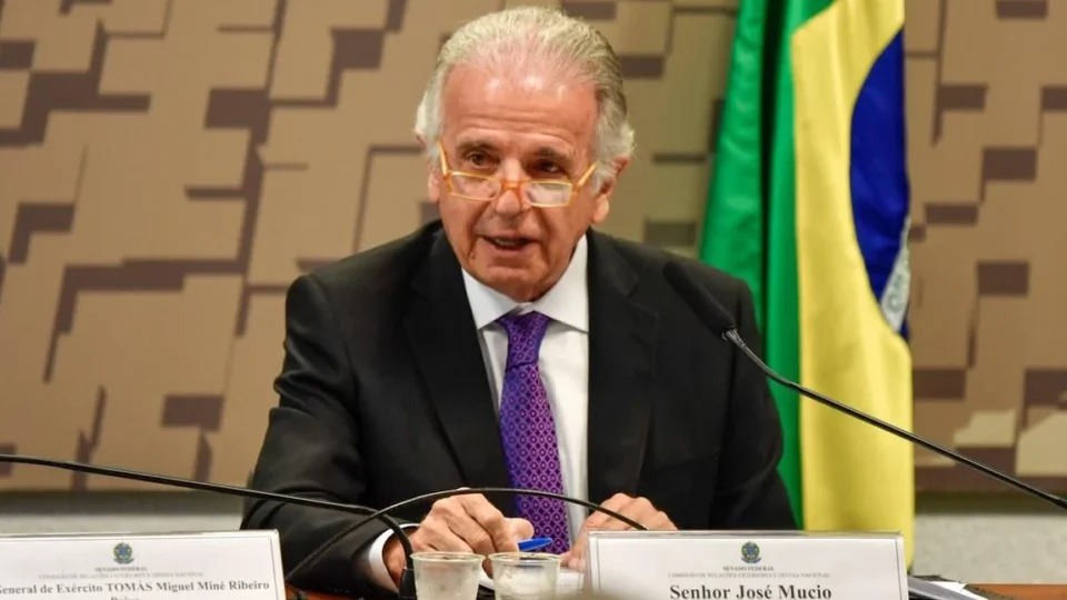 ‘Se os EUA invadirem o Brasil, teremos que abrir o portão’, diz ministro da Defesa