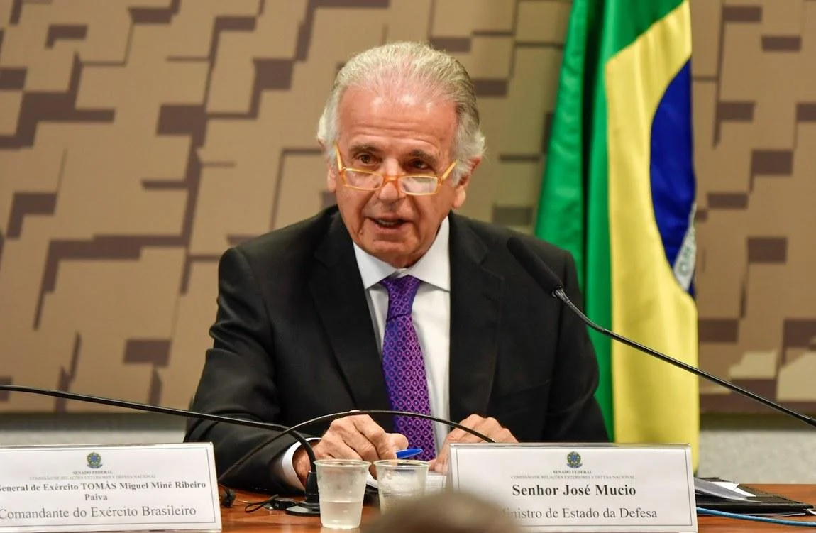 ‘Se os EUA invadirem o Brasil, teremos que abrir o portão’, diz ministro da Defesa