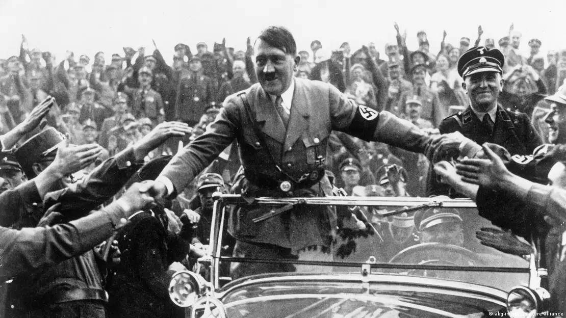Adolf Hitler desfilando em meio a multidão em Nuremberg, em 1933, mesmo ano em que assumiu o cargo de chanceler. Foto: kg-images/picture-alliance
