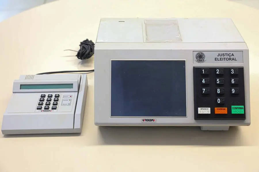 UE96, a primeira urna eletrônica usada nas eleições brasileiras de 1996. Foto: Justiça Eleitoral