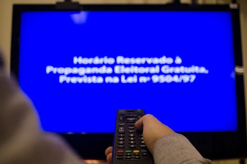 O acesso gratuito ao rádio e à televisão integra as prerrogativas partidárias condicionadas ao desempenho eleitoral. Foto: Lindomar Cruz/Arquivo Senado