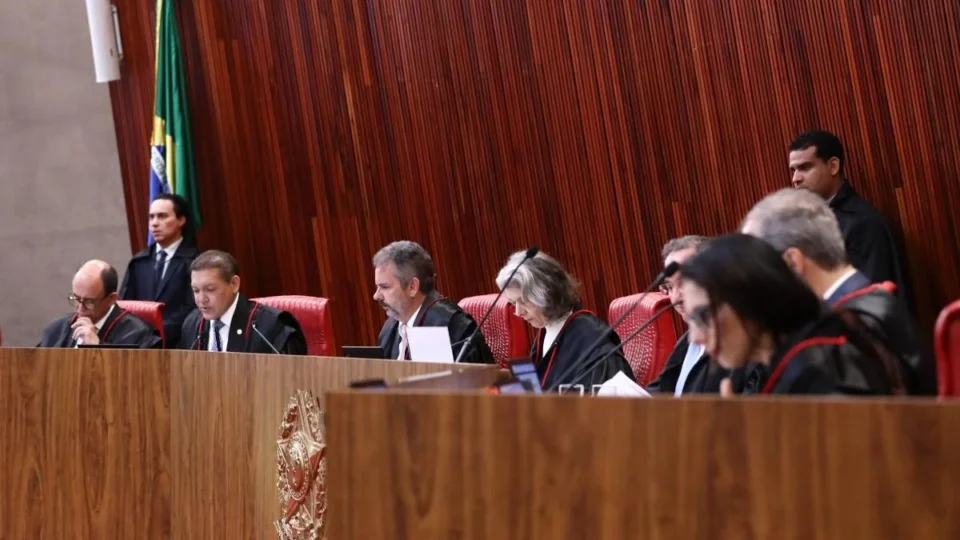 TSE mantém dez pedidos de candidaturas incompatíveis com idade mínima para o cargo