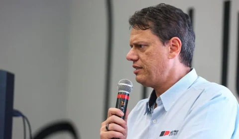 Campanha de Tarcísio decide retirar jingle inspirado em Latino após denúncias
