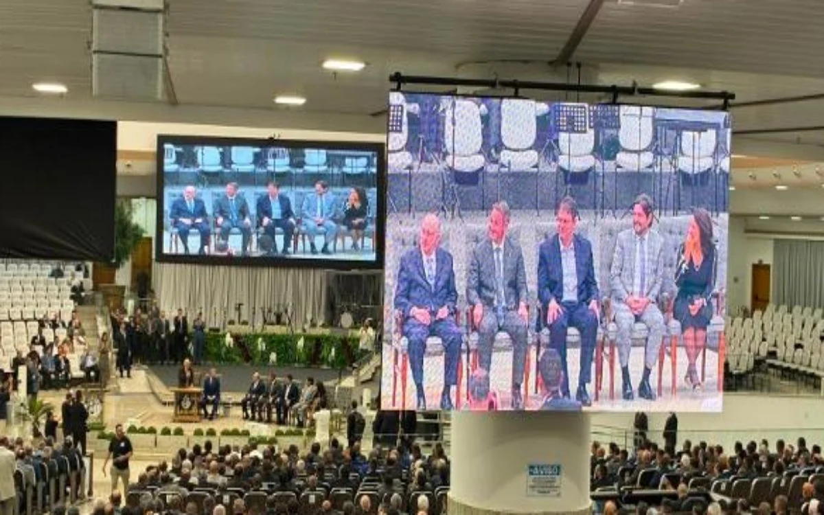 Associação pede inelegibilidade de Tarcísio e candidatos ao Senado após ato em igreja
