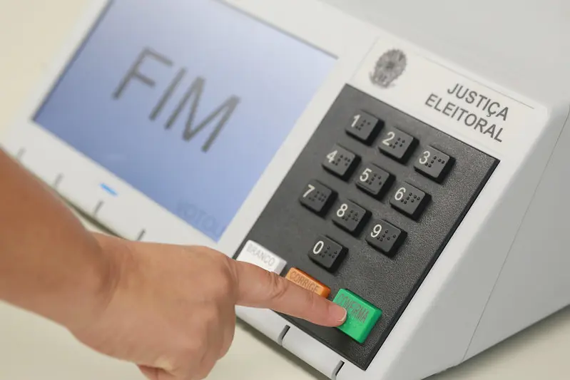 Conhecer as etapas que cercam a urna eletrônica permite acompanhar o processo eleitoral com mais informação, avaliar as críticas com base em evidências e exercer o voto com maior consciência sobre o funcionamento da democracia brasileira. Foto: Antônio Augusto/TSE