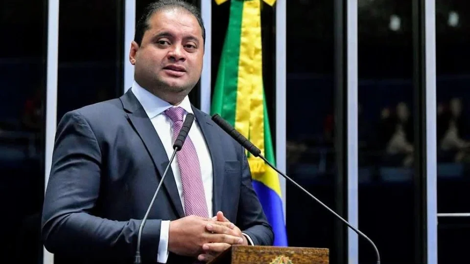Operação contra descontos do INSS aponta esquema com imóveis e repasses ligados a senador