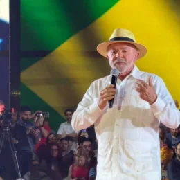 Lula se lança à reeleição, defende pauta trabalhista e reforça defesa da soberania