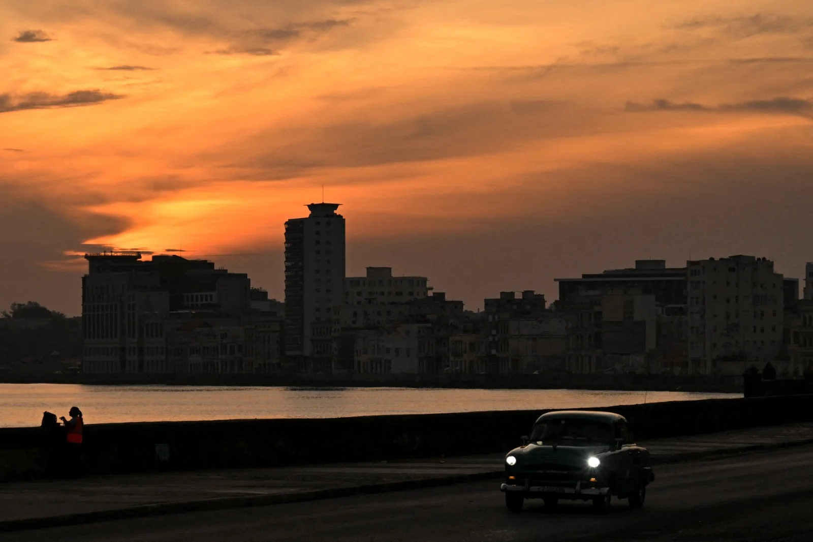 Cuba restaura eletricidade após apagão nacional, mas cortes persistem