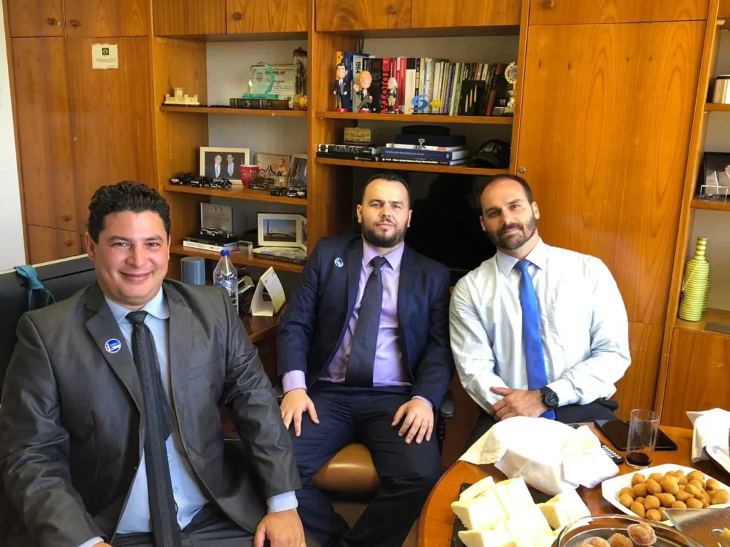 Ex-aliado diz que Eduardo Bolsonaro tinha cofre com R$ 250 mil na Câmara dos Deputados