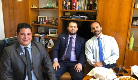 Ex-aliado diz que Eduardo Bolsonaro tinha cofre com R$ 250 mil na Câmara dos Deputados