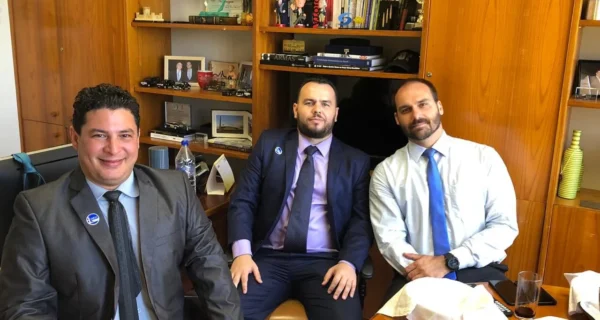Ex-aliado diz que Eduardo Bolsonaro tinha cofre com R$ 250 mil na Câmara dos Deputados