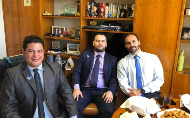 Ex-aliado diz que Eduardo Bolsonaro tinha cofre com R$ 250 mil na Câmara dos Deputados