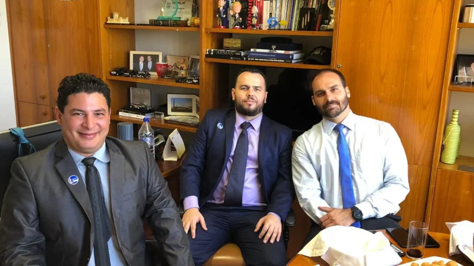 Ex-aliado diz que Eduardo Bolsonaro tinha cofre com R$ 250 mil na Câmara dos Deputados