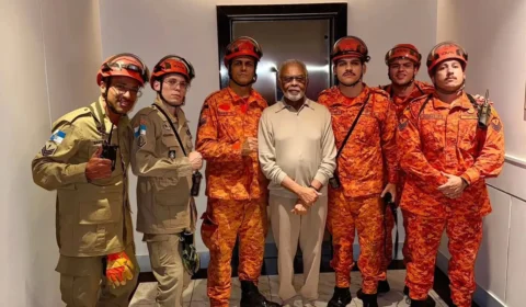 Gilberto Gil é resgatado de elevador pelo Corpo de Bombeiros no Rio