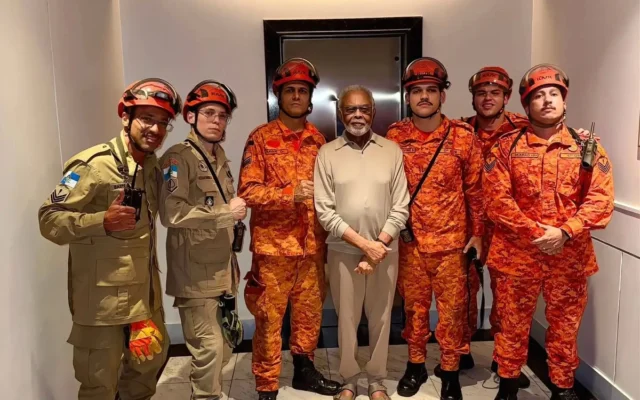 Gilberto Gil é resgatado de elevador pelo Corpo de Bombeiros no Rio