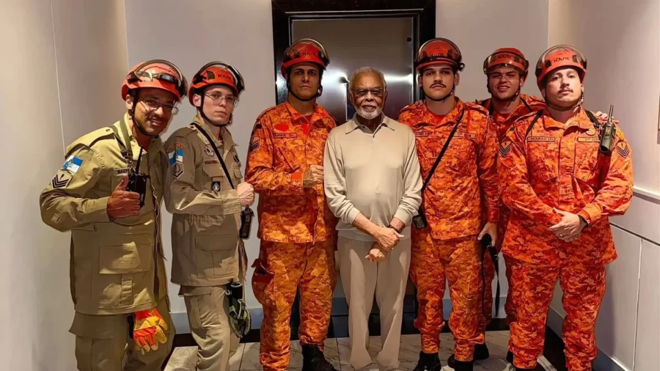 Gilberto Gil é resgatado de elevador pelo Corpo de Bombeiros no Rio