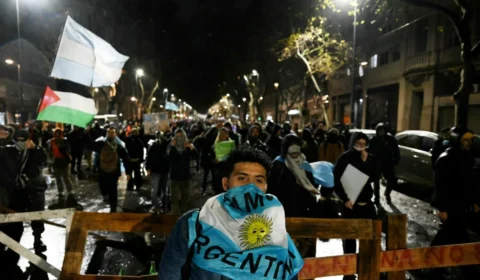 Protesto contra projeto de lei sobre propriedade privada termina em confronto na Argentina