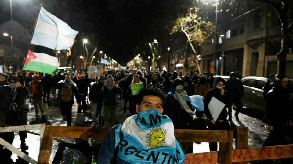 Protesto contra projeto de lei sobre propriedade privada termina em confronto na Argentina