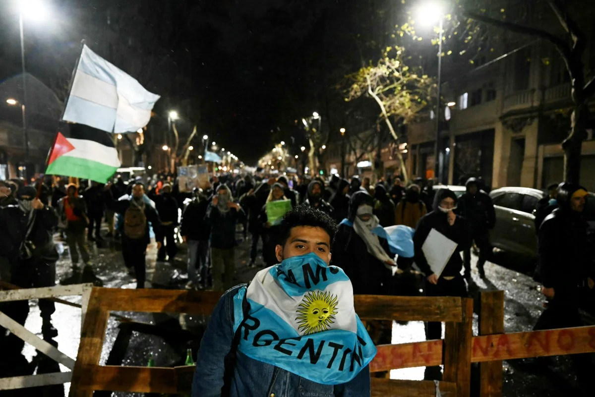 Protesto contra projeto de lei sobre propriedade privada termina em confronto na Argentina