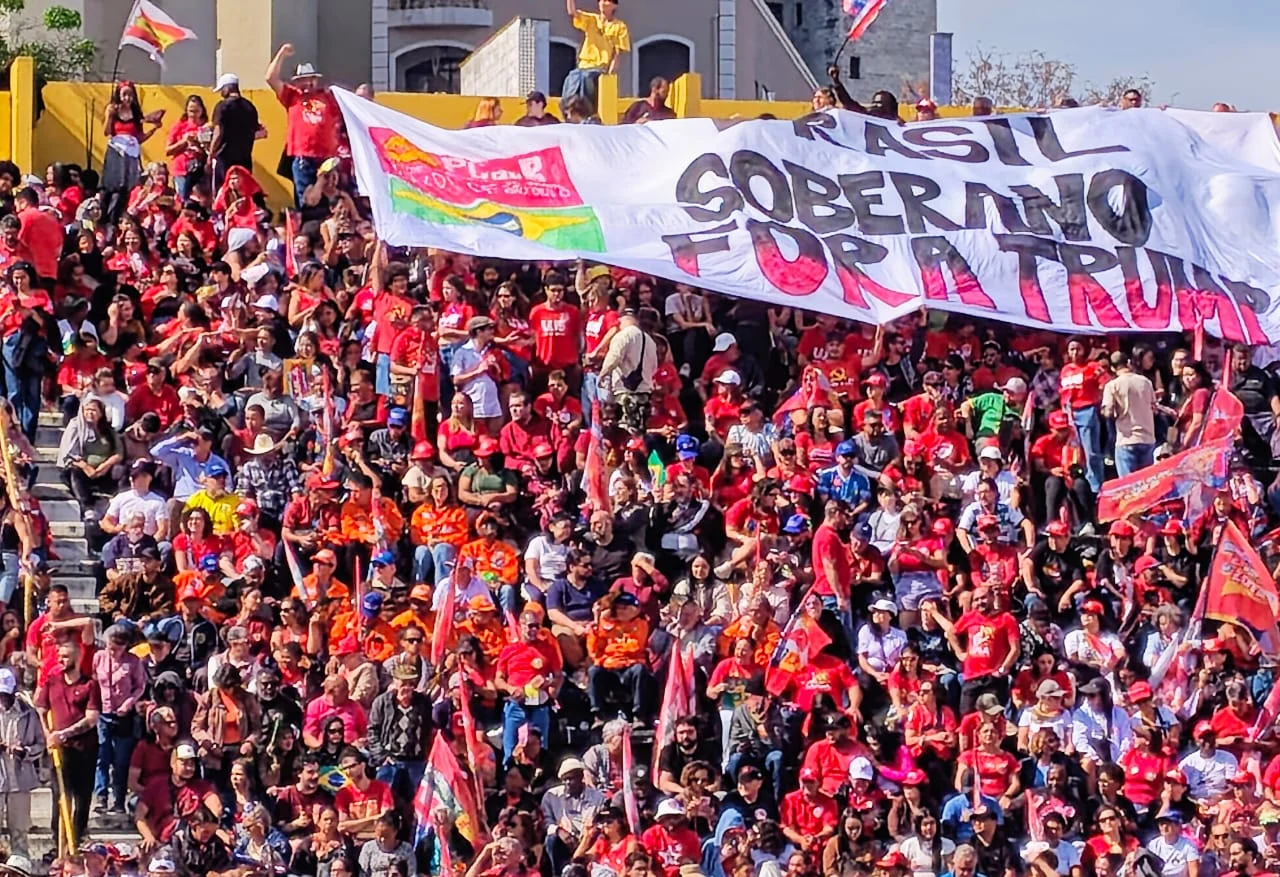 Faixa contra Trump no lançamento da campanha de Lula, na Vila Euclides. Foto: Rodrigo Vianna/ICL Notícias