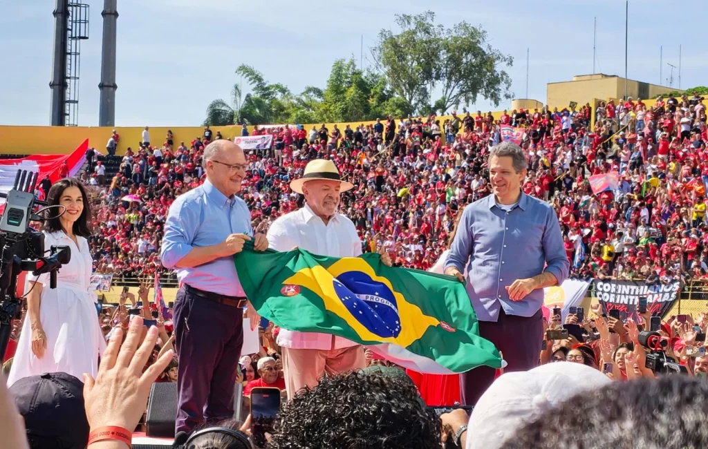 Primeiro dia de campanha expõe estratégias de Lula, Flávio e candidatos de direita