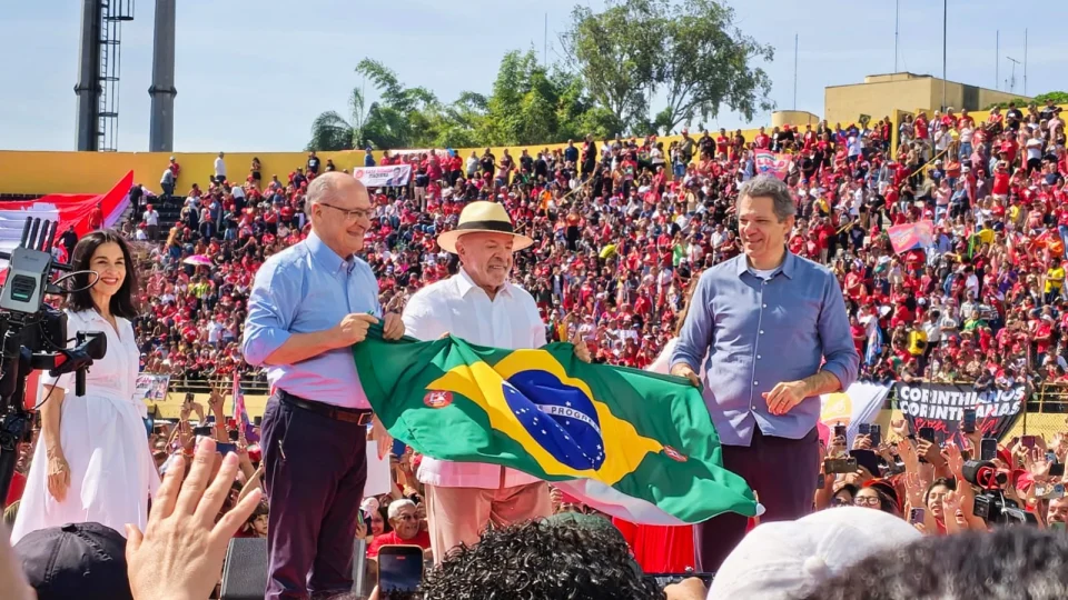 Primeiro dia de campanha expõe estratégias de Lula, Flávio e candidatos de direita