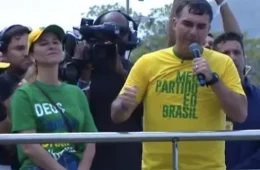 Em ato esvaziado, Flávio Bolsonaro acena para mulheres e tenta se blindar de tarifaço
