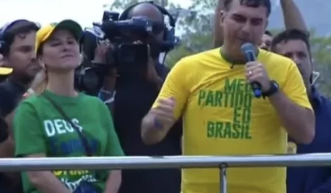 Em ato esvaziado, Flávio Bolsonaro acena para mulheres e tenta se blindar de tarifaço