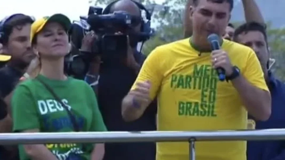 Em ato esvaziado, Flávio Bolsonaro acena para mulheres e tenta se blindar de tarifaço