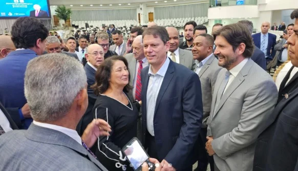 Associação pede inelegibilidade de Tarcísio e candidatos ao Senado após ato em igreja